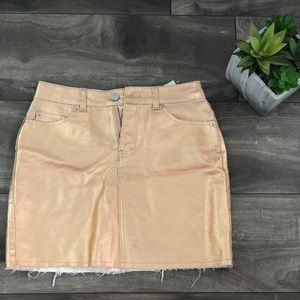 Metallic skirt with pockets